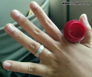 Meskipun varian cherry, tapi warnanya bening. Saya gunakan di sekitar jari.