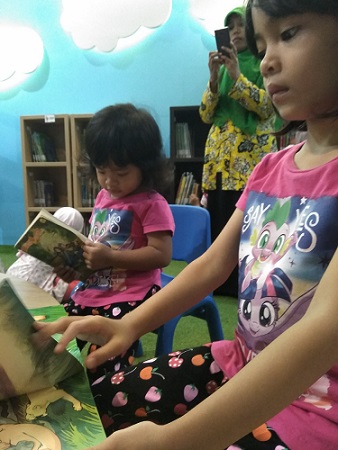 anak membaca buku