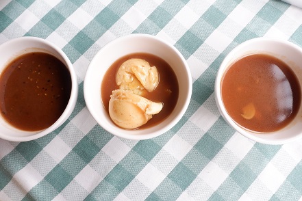 Foto dari kiri ke kanan: Saus merica, mashed potatoes, brown saus.