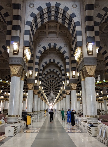 bagian dalam masjid nabawi