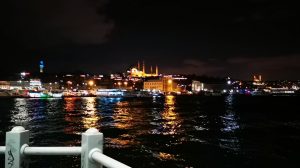 Pemandangan Selat Bosphorus di malam hari