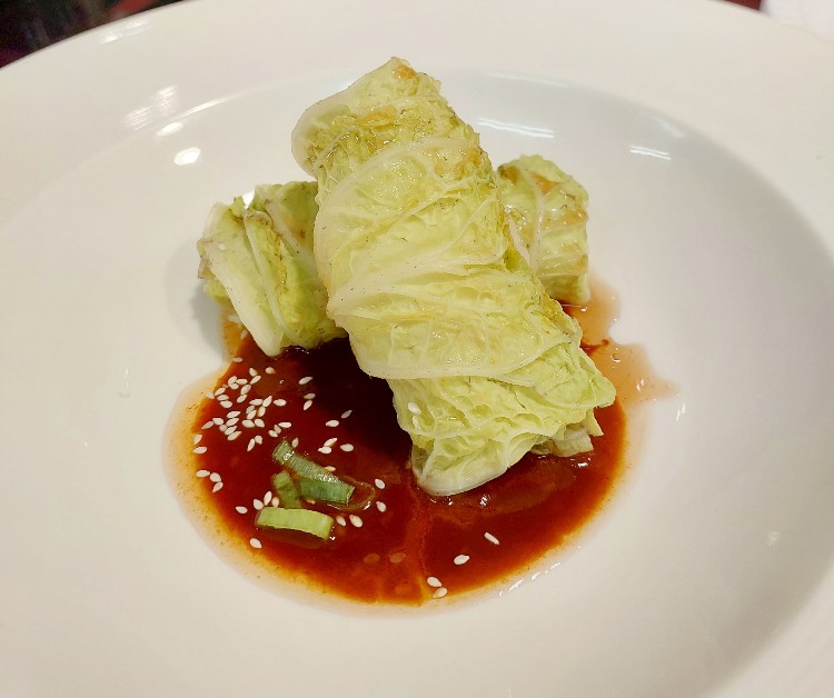 Steamed rolled cabbage